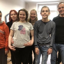 Uczniowie klasy 5c/8b SP nr 37 i 3b BS nr 7 stoją razem z Panem Pawłem.