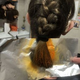 Piękny warkocz francuski Krzysia z pomalowanymi na pomarańczowo końcówkami włosów.