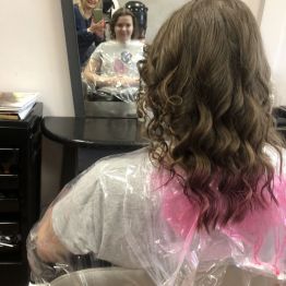 Ola siedzi na fotelu. Ma umalowane końcówki włosów i czeka aż jej wyschną włosy.