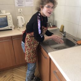 Hania stoi przy zlewie i myje ręce.