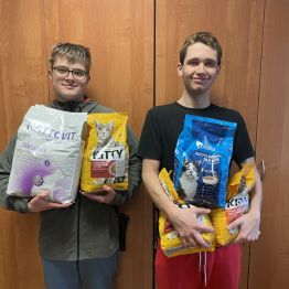 Uczniowie trzymają karmę