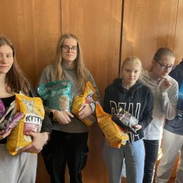 Uczniowie trzymają karmę