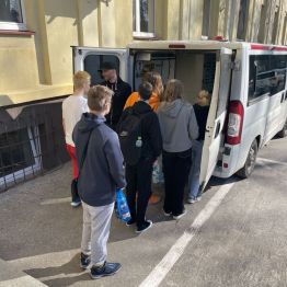 Uczniowie przekazują karmę pracownikowi schroniska