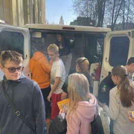 Uczniowie przekazują karmę pracownikowi schroniska