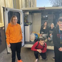 Uczniowie przekazują karmę pracownikowi schroniska