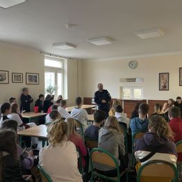 Policjant rozmawia z uczniami