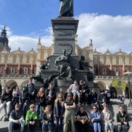 Uczniowie pod pomnikiem Adama Mickiewicza.
