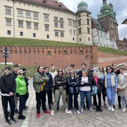 Uczestnicy wycieczki pod Zamkiem Królewskim na Wawelu.