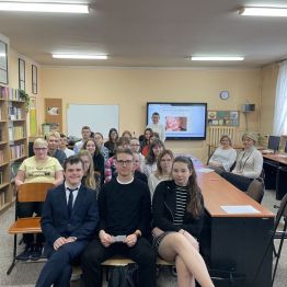 Grupa uczniów w szkolnej bibliotece.