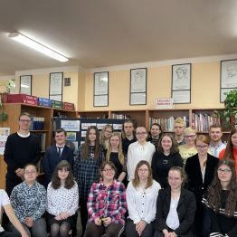 Uczestnicy konkursu w szkolnej bibliotece.