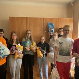 Uczniowie klas 1bT, 3T podczas zbiórki karmy