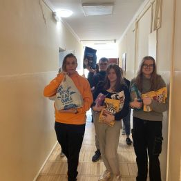 Uczniowie  niosą karmę