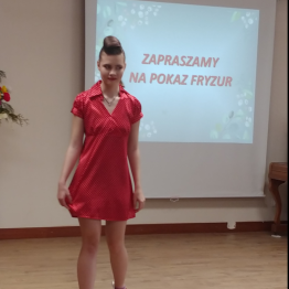 Uczennica podczas pokazu fryzur.