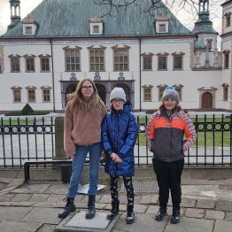 grupa wychowanków na tle Muzeum Narodowego