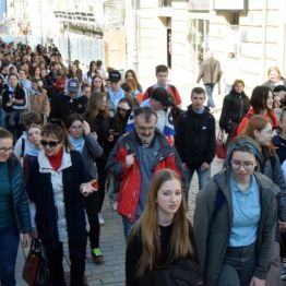 Uczniowie na VIII Kieleckim Marszu Katyńskim