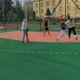 Chłopcy rozgrywają akcję podczas gry w piłkę nożną
