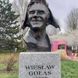 Posąg aktora Wiesława Gołasa