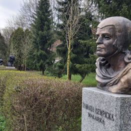 Posąg na Alei Sław.