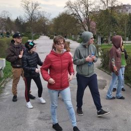 Wychowankowie na Alei Sław.