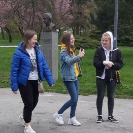 Dziewczynki na Alei Sław.