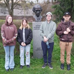 Wychowankowie na tle posągu.I.Paderewskiego.