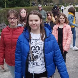 Zadowoleni wychowankowie na Alei Sław.