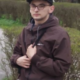 Zadumany wychowanek w Alei Sław.