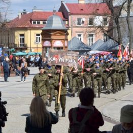 Uczniowie na VIII Kieleckim Marszu Katyńskim