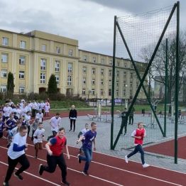 wyścig dzieci na bieżni