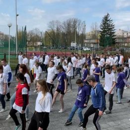 dzieci wykonują ćwiczenia na placu