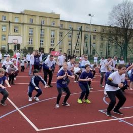 dzieci wykonują ćwiczenia gimnastyczne