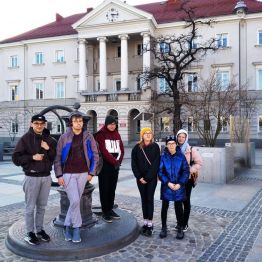 wychowankowie stoja przed Ratuszem Kieleckim