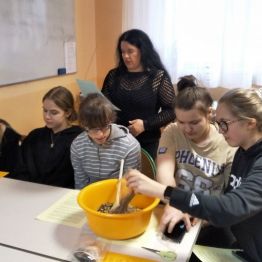 wychowanki mieszają składniki herbaty