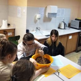 wychowanki mieszają składniki herbaty