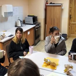 wychowanki smakują przygotowana herbatę zdrowotną