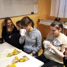 wychowanki smakują przygotowana herbatę zdrowotną