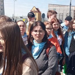 Uczniowie na VIII Kieleckim Marszu Katyńskim