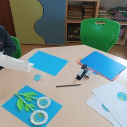 Eliza przygotowuje recyklingowe kwiatki.