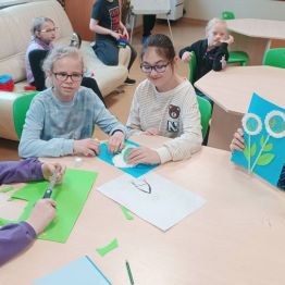 Grupa uczennic przygotowuje recyklingowe dekoracje.