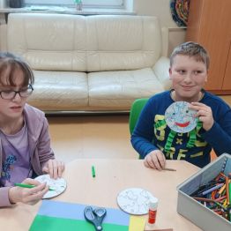 Natalka i Gabryś ze swoimi pracami plastycznymi na Dzień Ziemi.