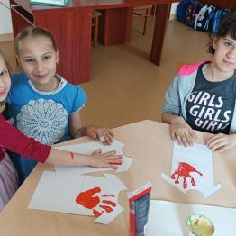 Eliza, Daria i Marta przygotowują biało-czerwone koszulki.