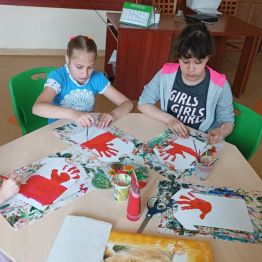 Dziewczynki w trakcie pracy plastycznej.