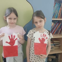Daria i Marlena prezentują swoje koszulki.