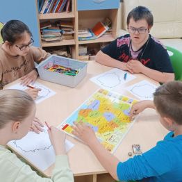 Uczniowie w trakcie pracy z mapą Polski.