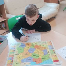 Mateusz pracuje z mapą Polski.