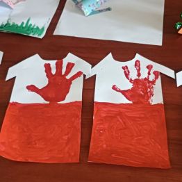 Biało-czerwone koszulki z odciskiem dłoni.