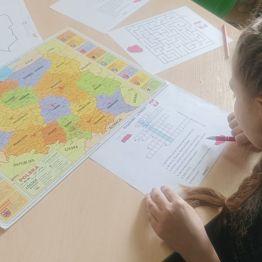 Rozwiązywanie krzyżówki o Polsce.