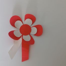 Biało-czerwony kotylion.