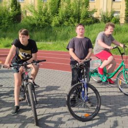 Trzech chłopców jeździ na rowerach.