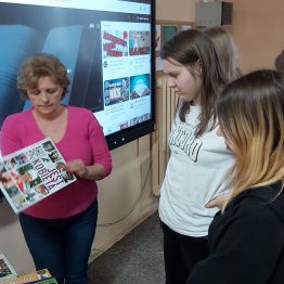 Pani Beata omawia książkę.
